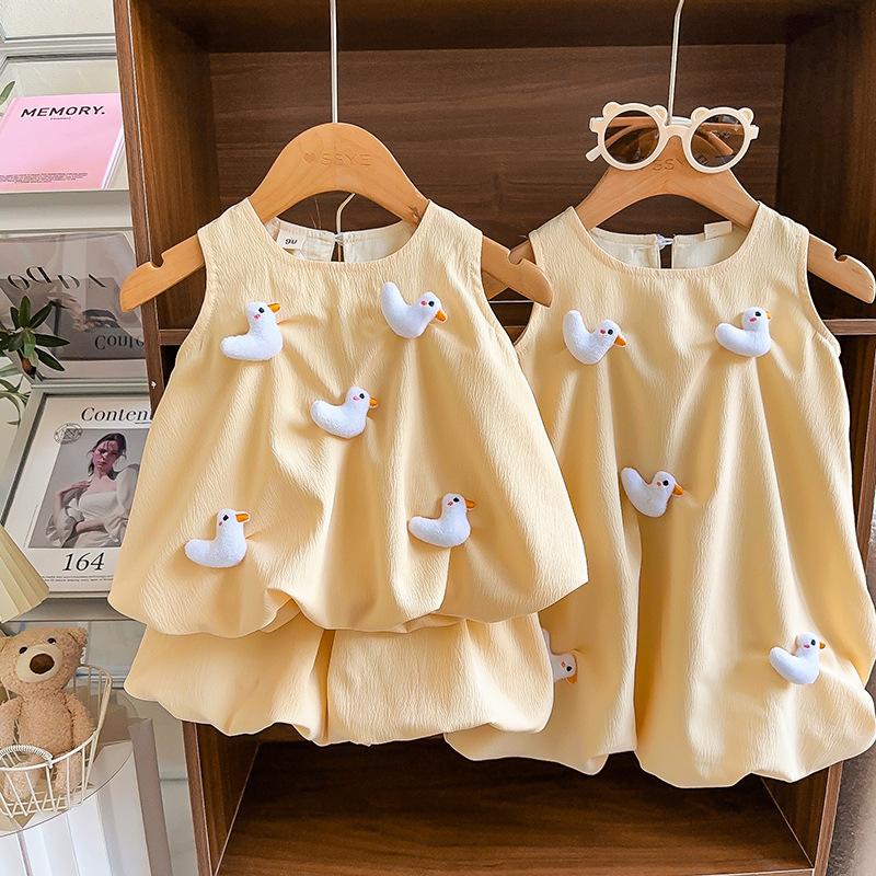 y628 - Sister Outfit - Duck Vest Set And Sleeveless Dress - 图片 1