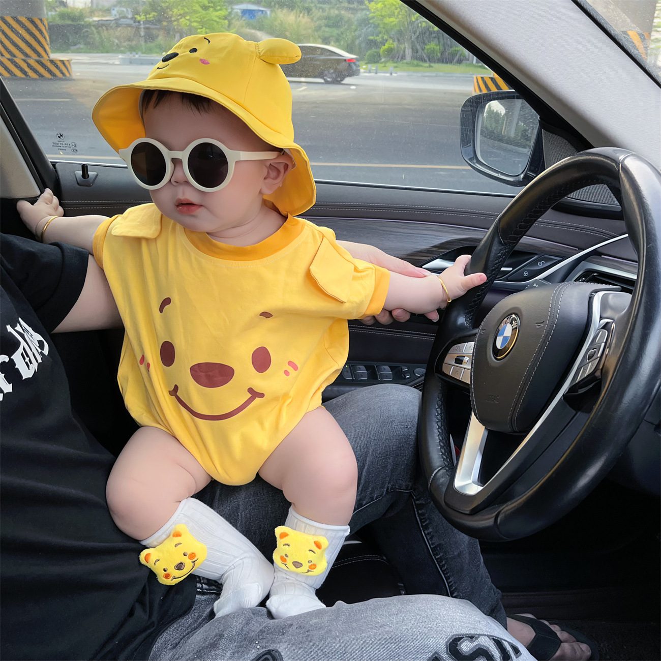 y952 - Cartoon Sleeveless Romper + Socks - 图片 1